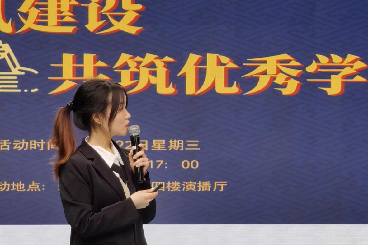 图片包含 人, 站, 手机, 电话  AI 生成的内容可能不正确。